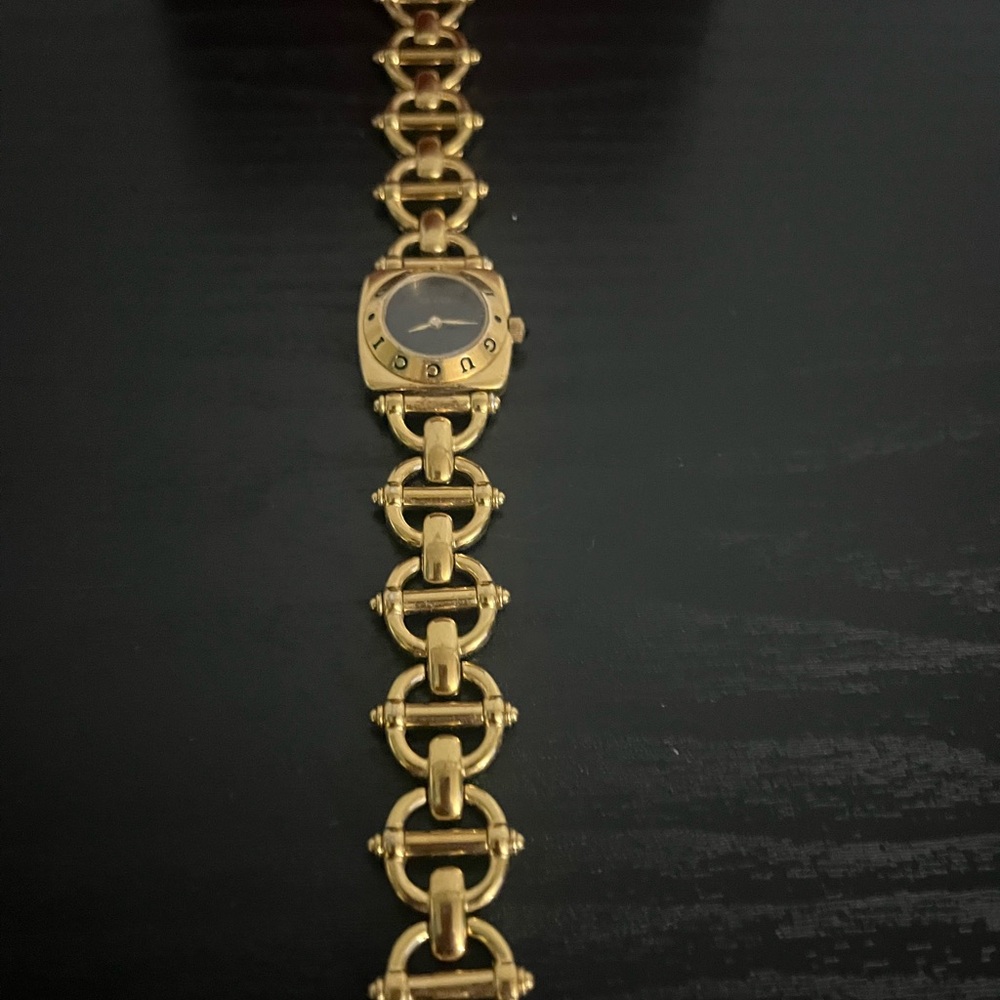 Authentic  GUCCI  Women’s  Watch color gold              6400L  swiss made